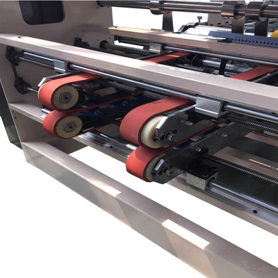 Macchina automatica per incollaggio e cucitura di scatole di cartone ondulato